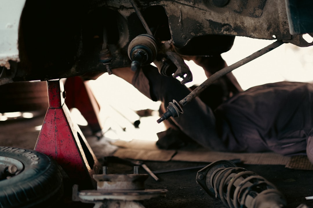 Wat kost olie verversen bij de auto? Prijzen en wanneer je beter zelf doet