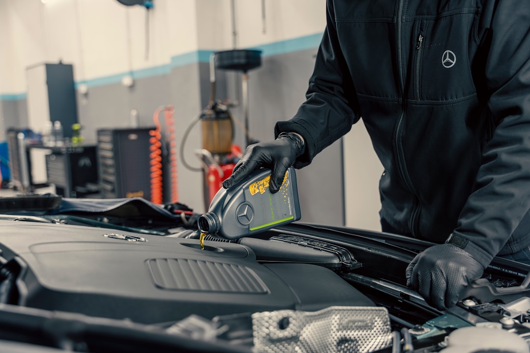 Olie verversen auto: dit betaal je écht (garage vs. zelf doen)