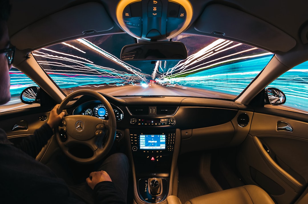 Auto trilt: de meest voorkomende oorzaken en wat je eraan doet