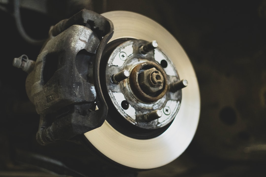 Auto trilt bij remmen: wanneer is het gevaarlijk en wat doe je eraan?